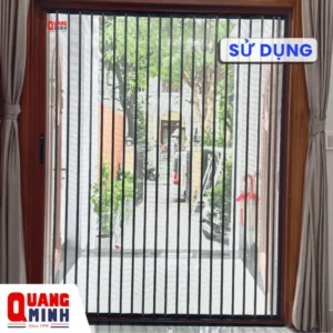 Cửa lưới xếp lá nhôm khi sử dụng