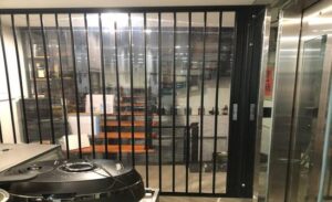 Cửa xếp lá nhựa lắp ở khu vực cầu thang