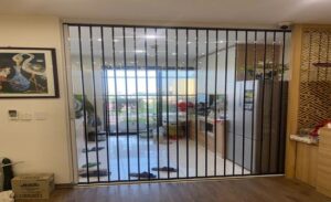 Cửa xếp sở hữu phần lá làm từ nhựa Polycarbonate