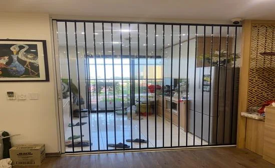 Cửa xếp sở hữu phần lá làm từ nhựa Polycarbonate