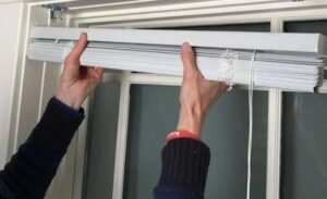 Gắn hộp rèm vào các vị trí ke