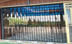 Một công trình cửa lá nhựa ngoài trời