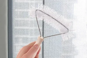 nên vệ sinh cửa lưới chống muỗi định kỳ