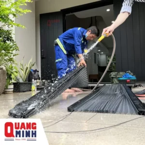 Nhân viên Quang Minh thực hiện bảo dưỡng