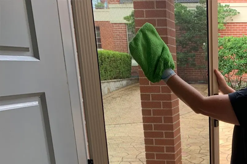 Sử dụng khăn để làm sạch bề mặt lưới