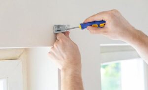 Tiến hành khoan và cố định