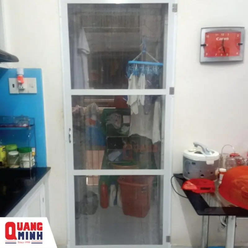 Cửa lưới đóng mở tại cửa phòng bếp