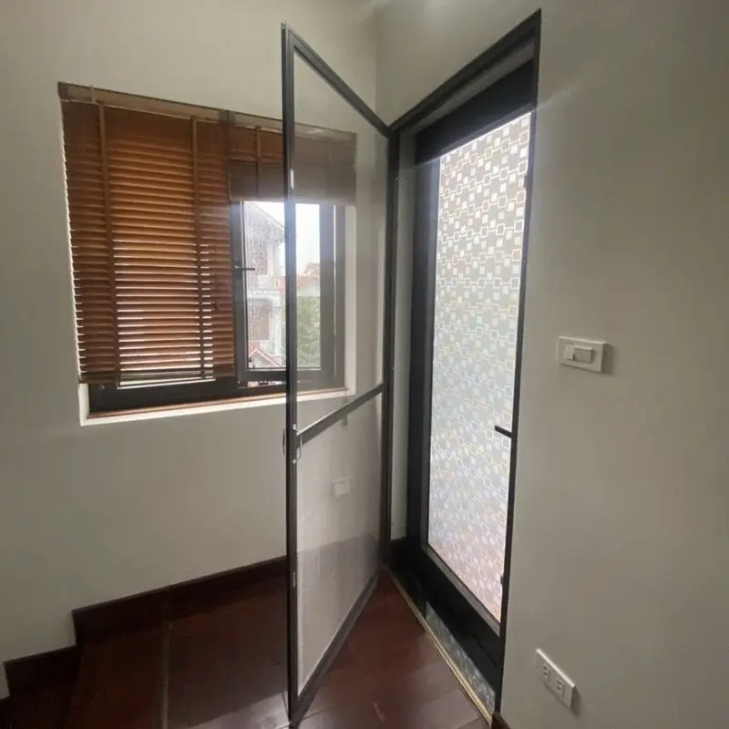 Cửa lưới mở quay lắp đặt