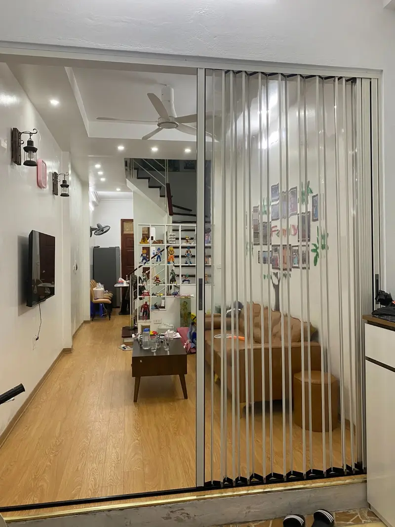 Cửa xếp lá nhựa lắp đặt tại vị trí cửa chính ra vào