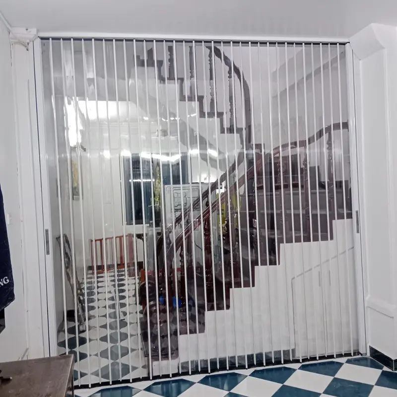 Cửa xếp lá nhựa ngăn vách cầu thang