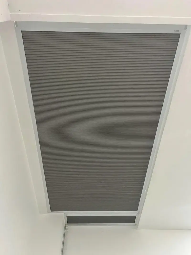 Hình ảnh lắp đặt rèm tổ ong che giếng trời