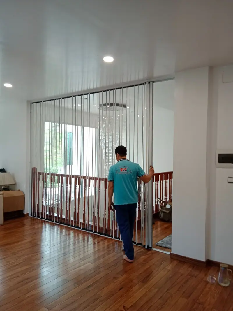 Việc thuê thợ lắp đặt cửa xếp lá nhựa chuyên nghiệp